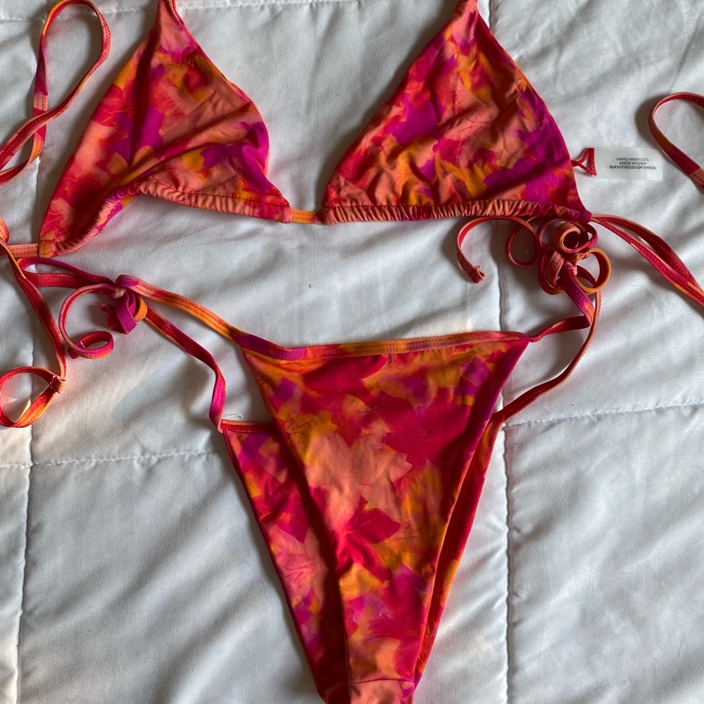 437 Flora Bikini